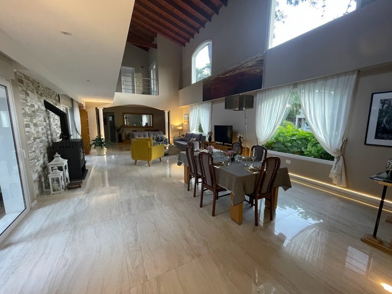 Imponente casa en venta en Mar de las Pampas Calidad y excelencia.