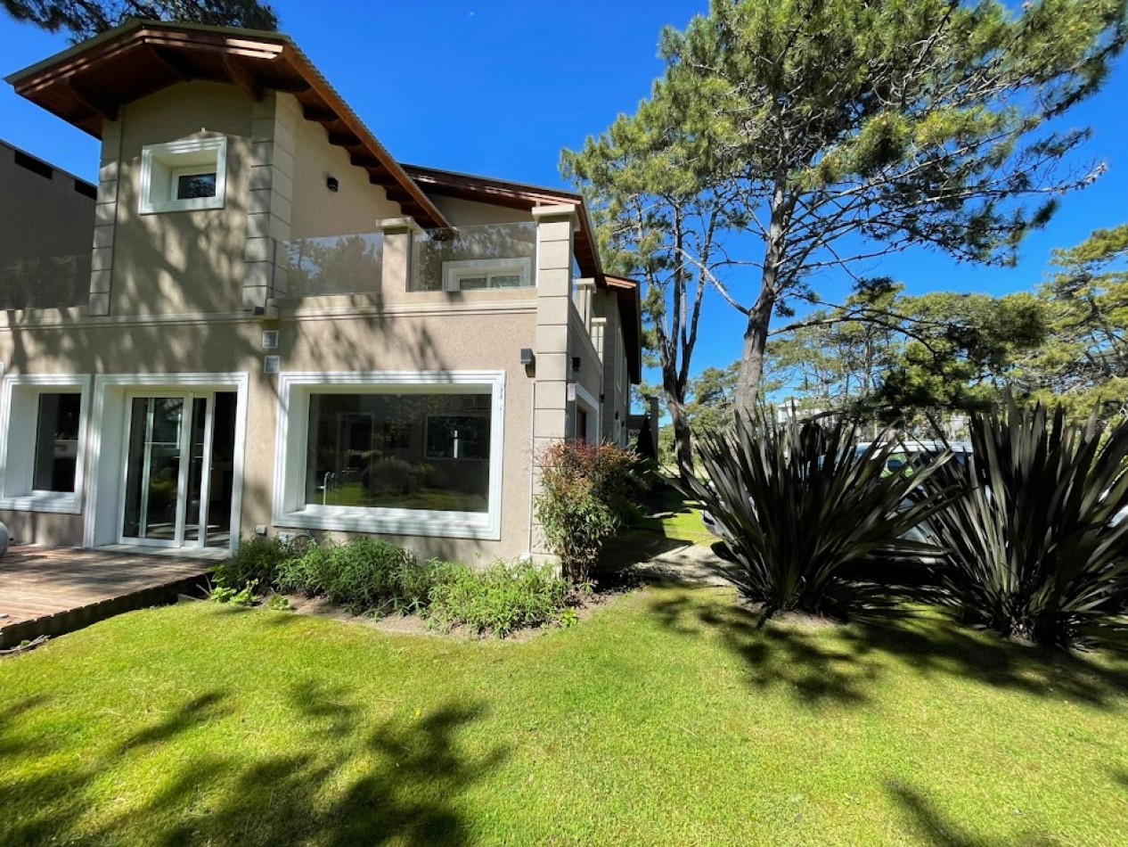 Imponente casa en venta en Mar de las Pampas Calidad y excelencia.